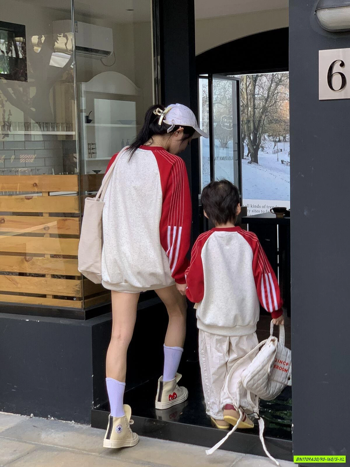 ÁO NỈ SỌC VAI MẸ BÉ