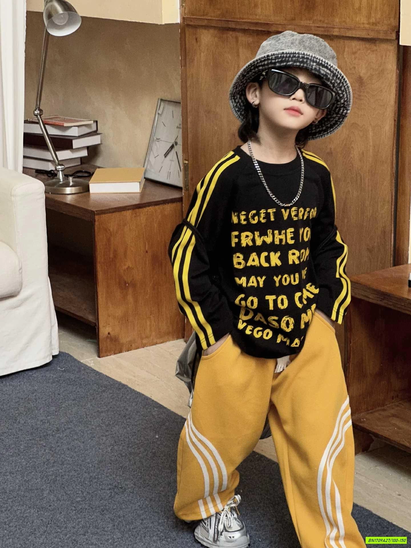 ÁO ĐEN IN CHỮ MIX QUẦN NỈ VÀNG