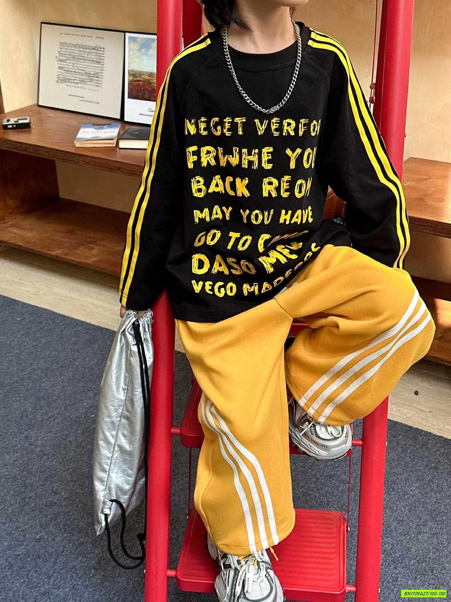 ÁO ĐEN IN CHỮ MIX QUẦN NỈ VÀNG