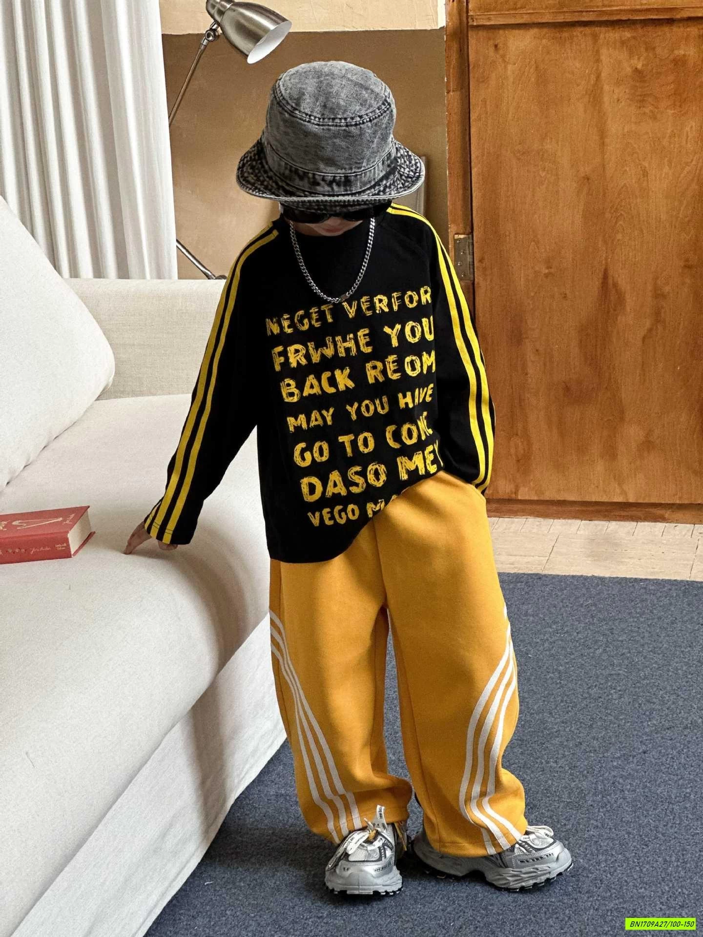 ÁO ĐEN IN CHỮ MIX QUẦN NỈ VÀNG