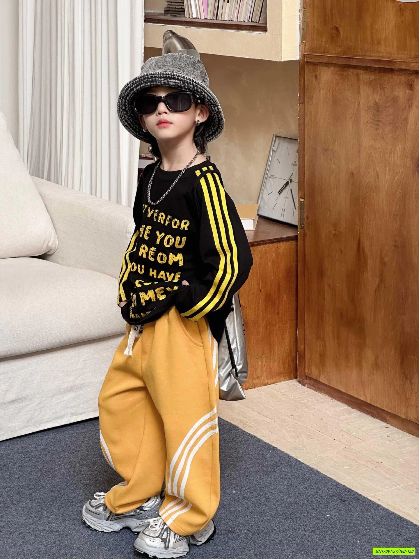 ÁO ĐEN IN CHỮ MIX QUẦN NỈ VÀNG