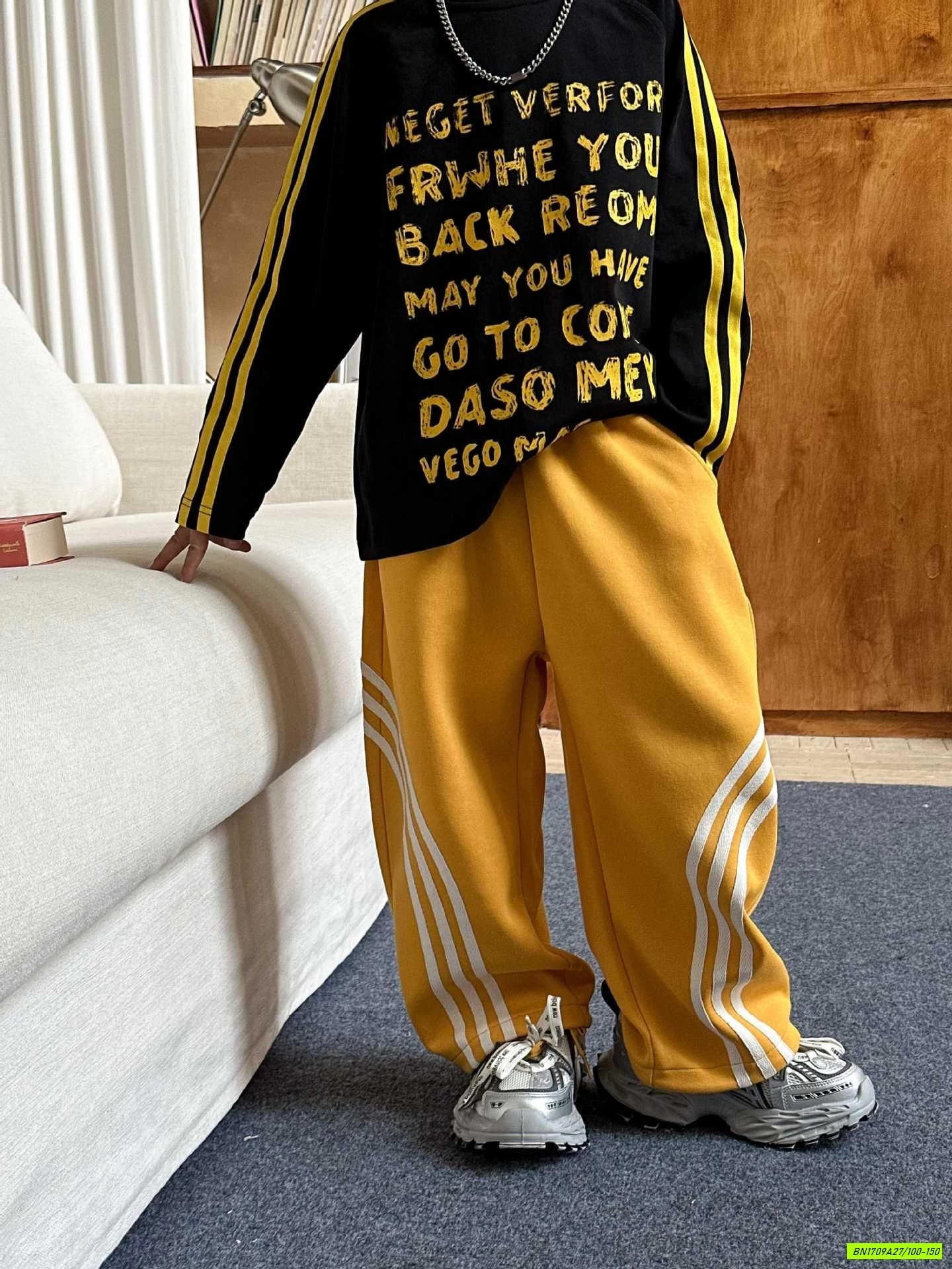 ÁO ĐEN IN CHỮ MIX QUẦN NỈ VÀNG