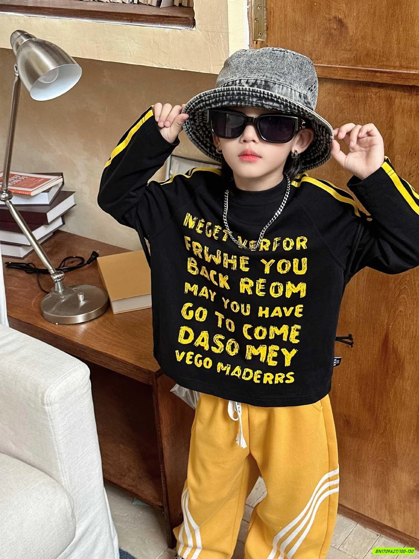 ÁO ĐEN IN CHỮ MIX QUẦN NỈ VÀNG