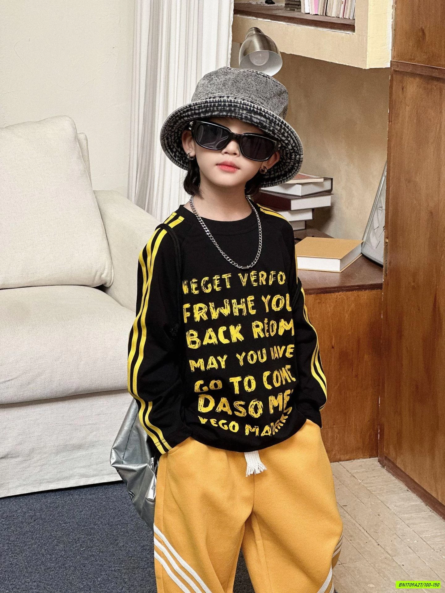 ÁO ĐEN IN CHỮ MIX QUẦN NỈ VÀNG