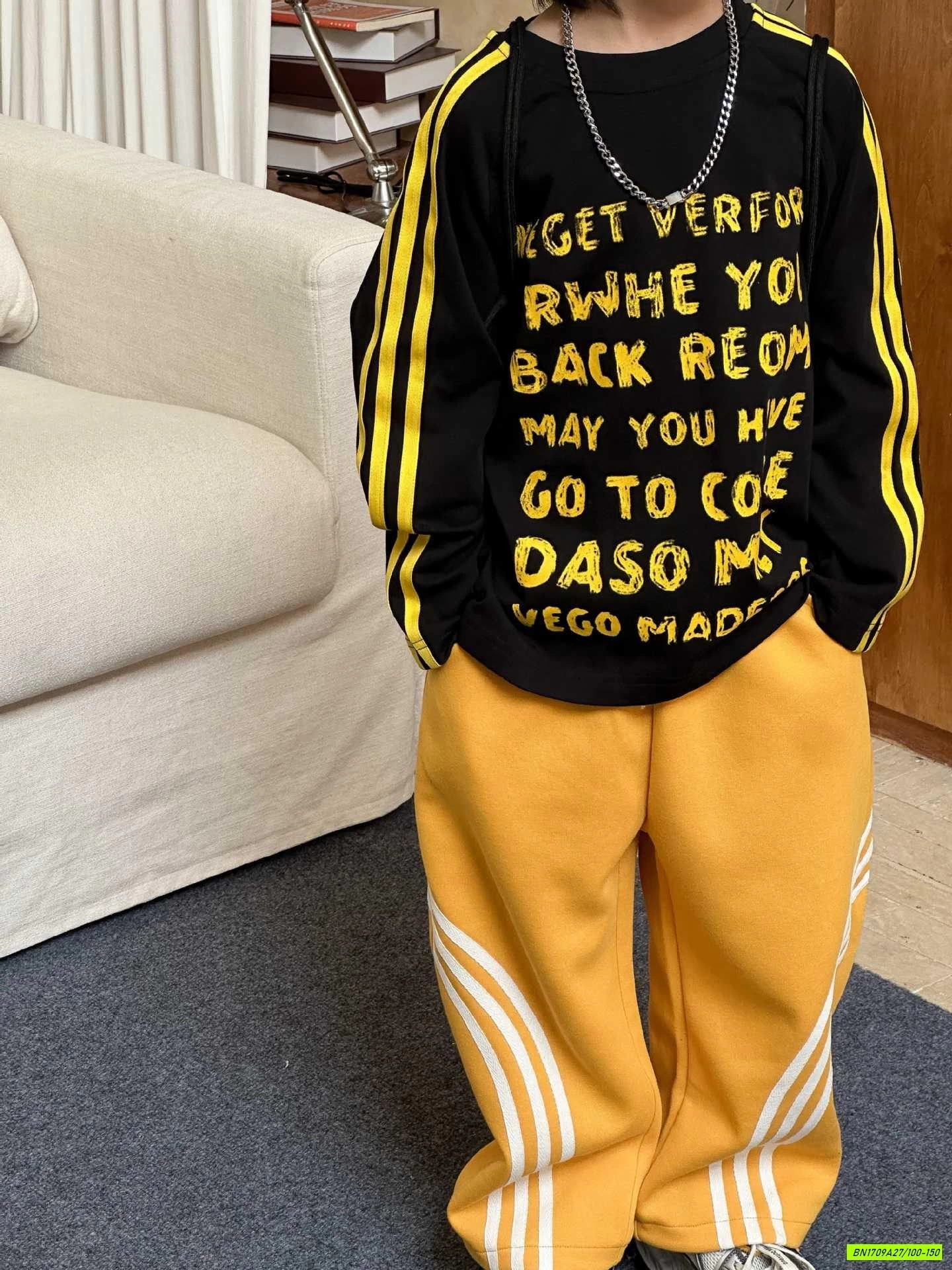ÁO ĐEN IN CHỮ MIX QUẦN NỈ VÀNG