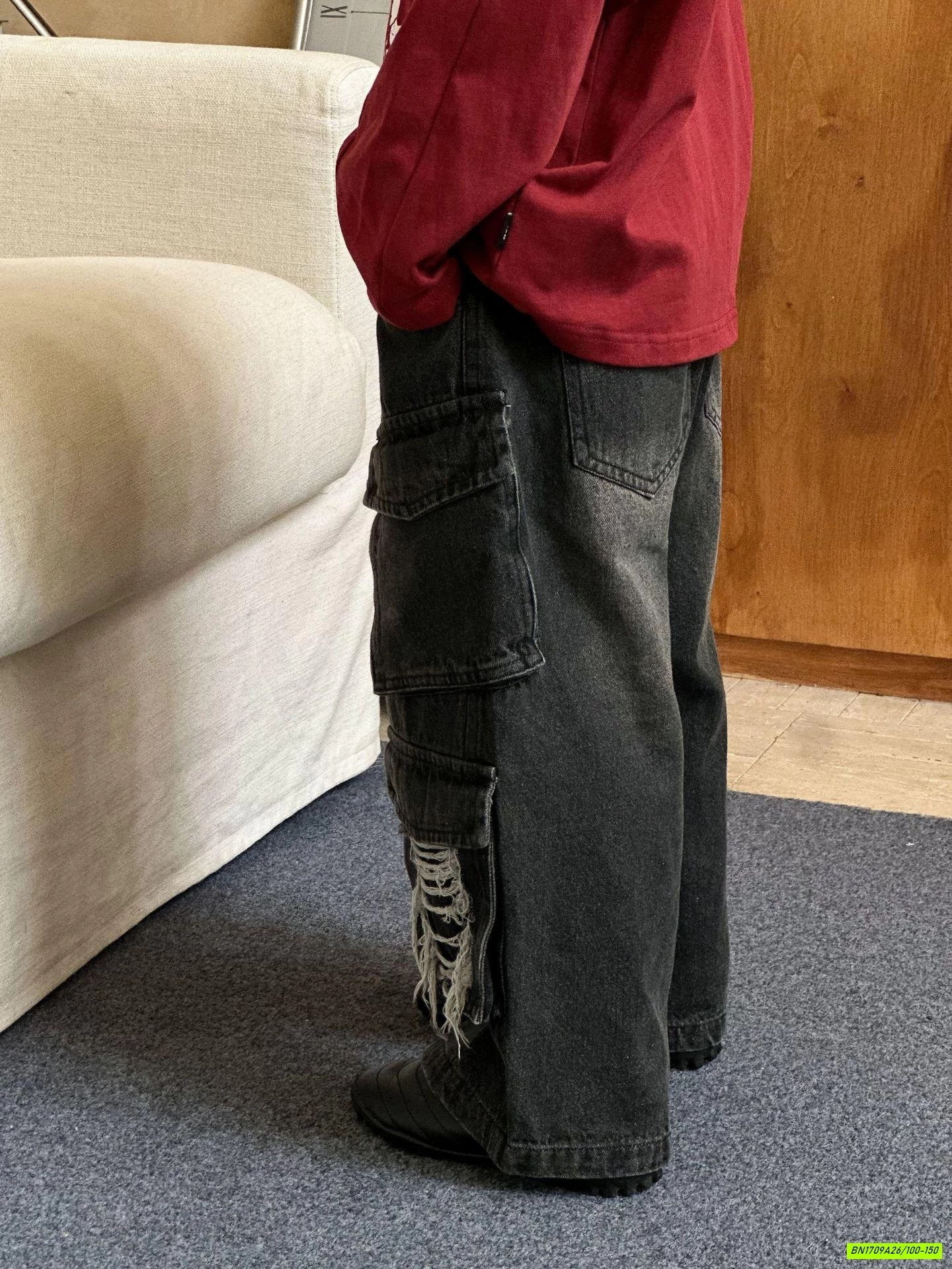 ÁO ĐỎ IN CHỮ MIX JEANS RÁCH ĐEN