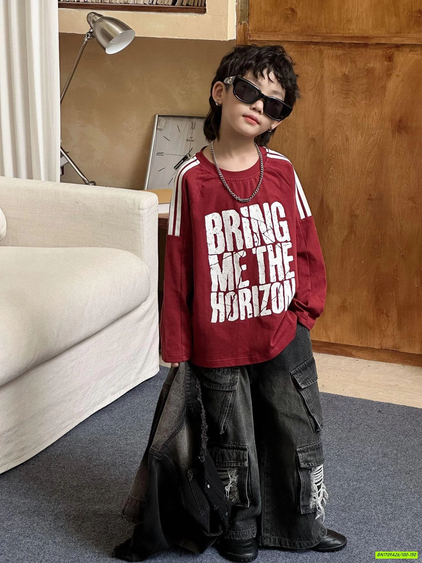 ÁO ĐỎ IN CHỮ MIX JEANS RÁCH ĐEN