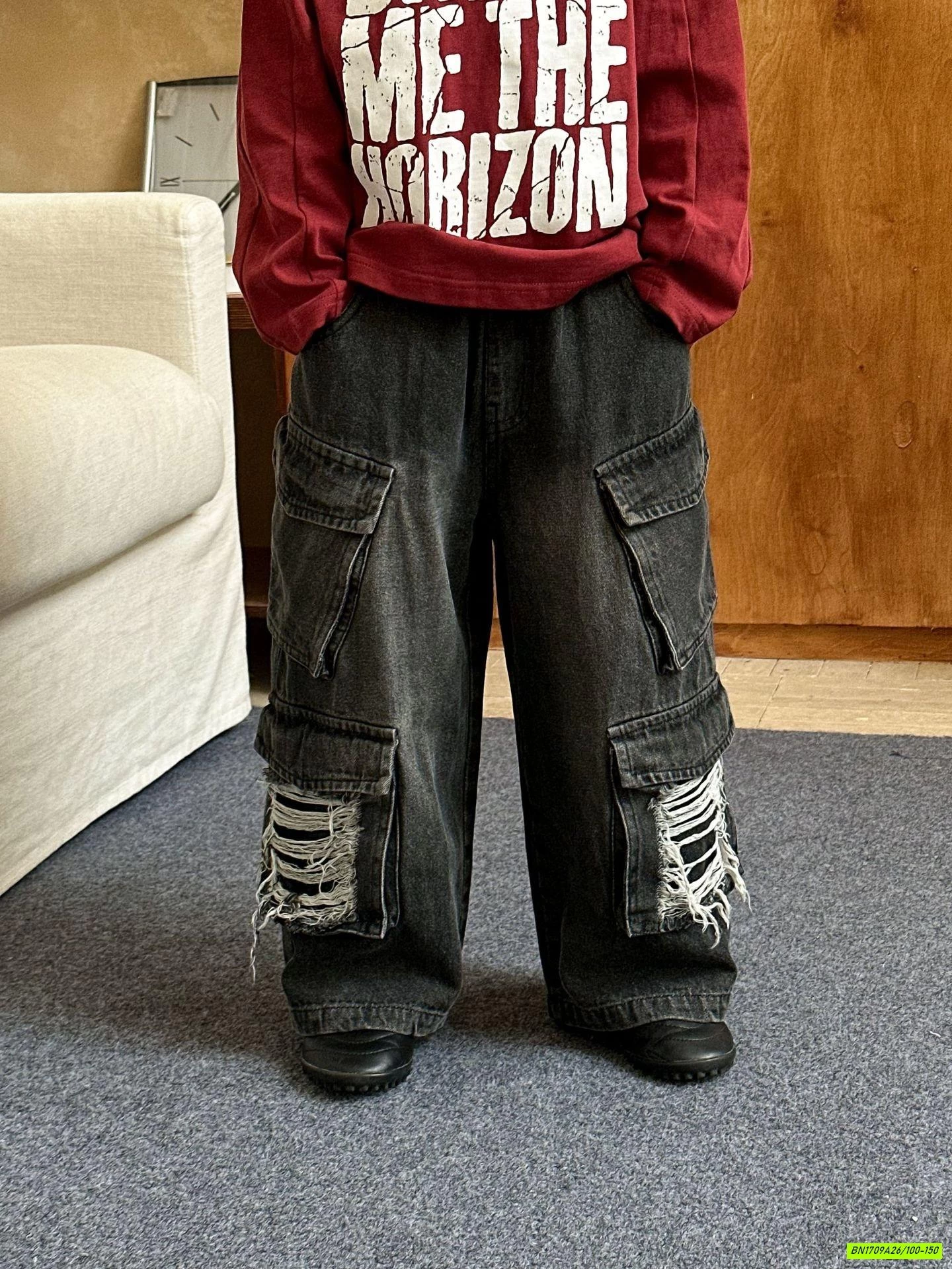 ÁO ĐỎ IN CHỮ MIX JEANS RÁCH ĐEN