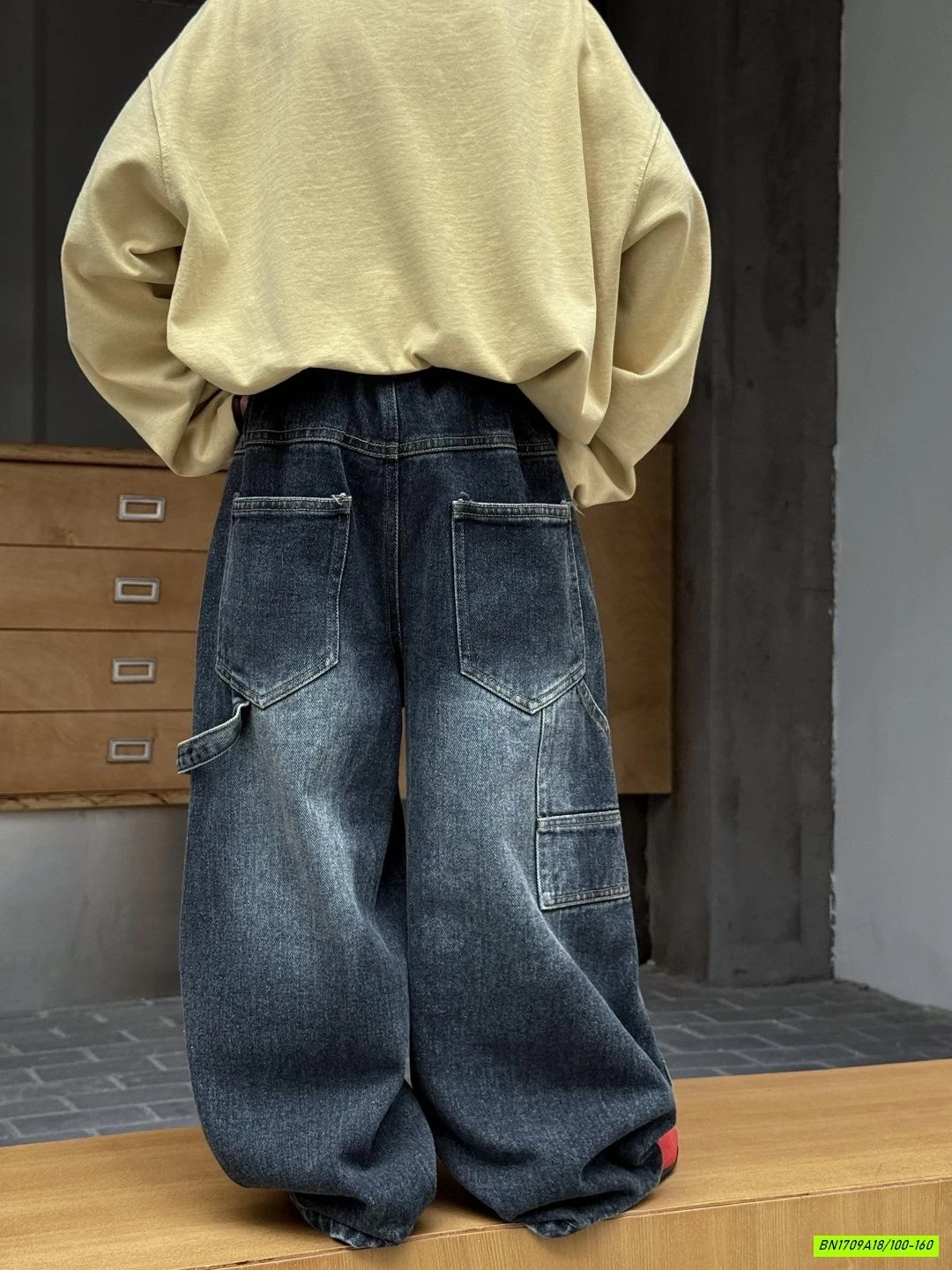 QUẦN JEANS SUÔNG TÚI KHÓA BẢN TO