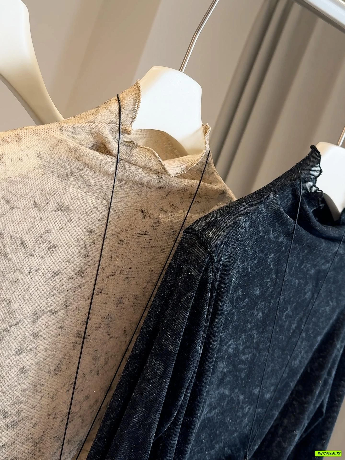 ÁO GIỮ NHIỆT LOANG VIỀN BÈO