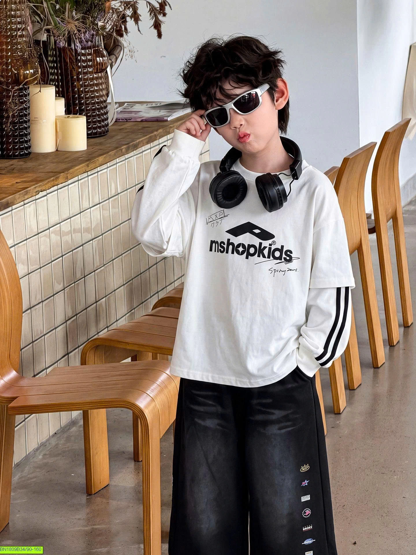 SET ÁO THUN TRẮNG MIX QUẦN JEAN ĐEN IN HÌNH LOGO