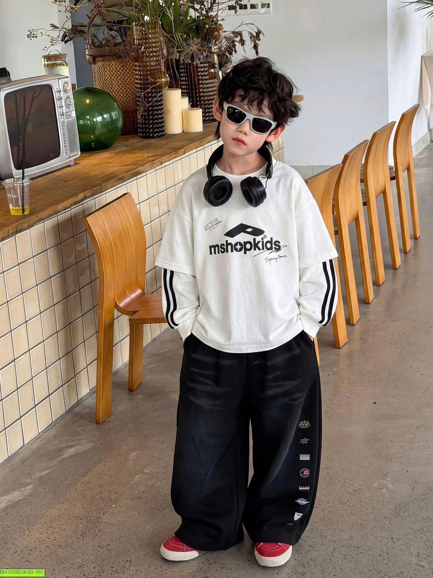 SET ÁO THUN TRẮNG MIX QUẦN JEAN ĐEN IN HÌNH LOGO