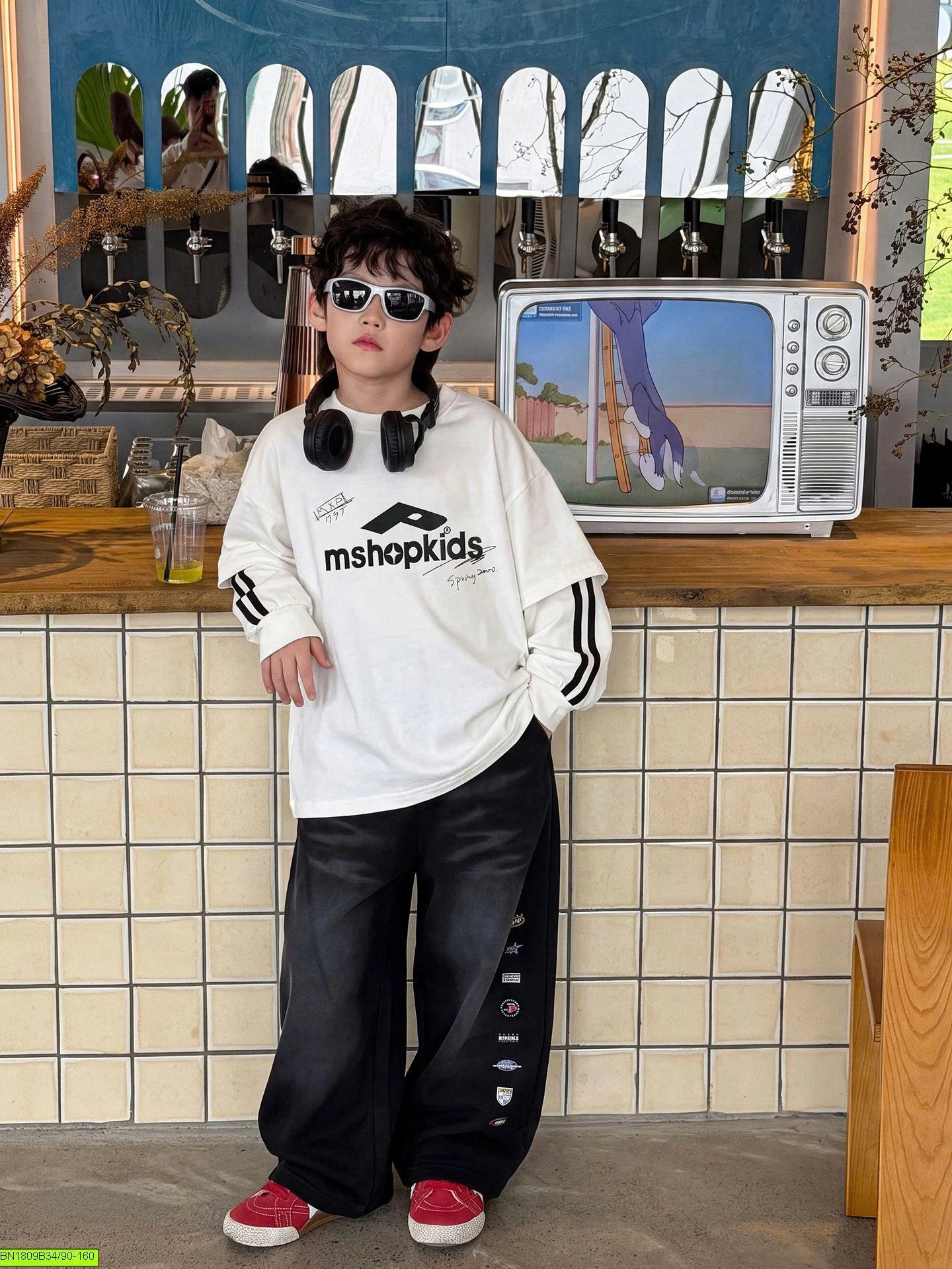 SET ÁO THUN TRẮNG MIX QUẦN JEAN ĐEN IN HÌNH LOGO