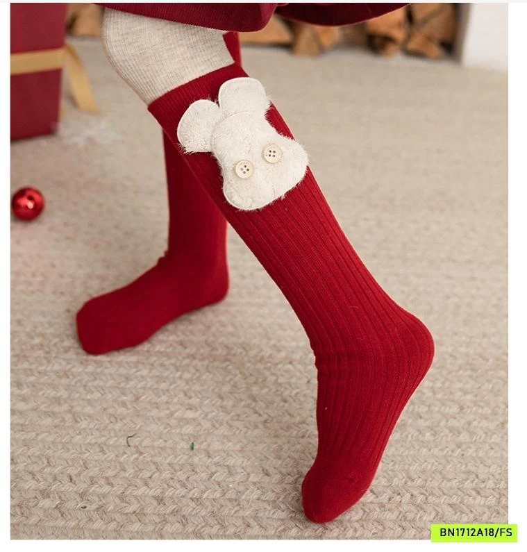 TẤT ĐỎ NGANG GỐI BÉ GÁI