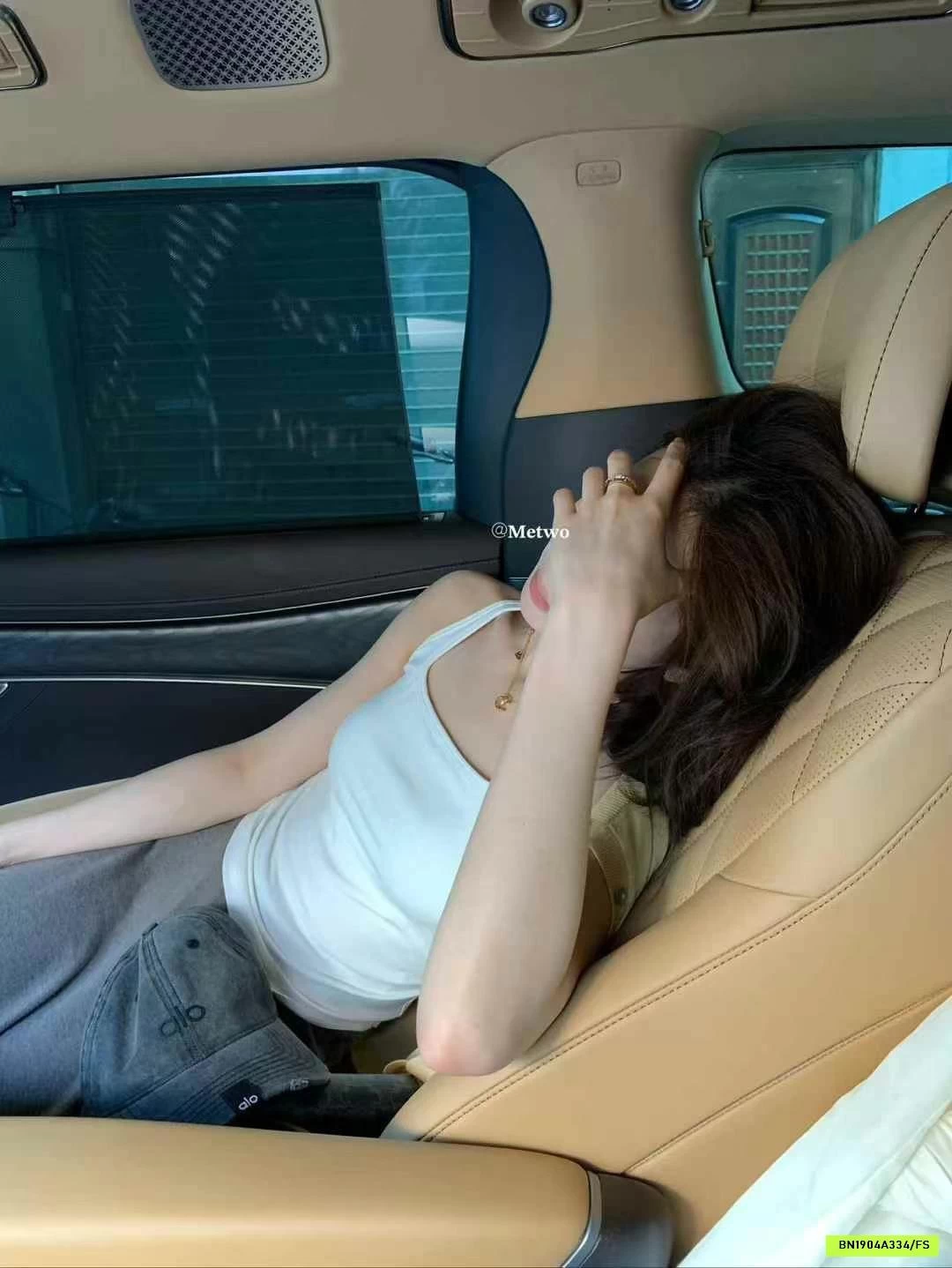 ÁO 3 LỖ CỔ YẾM METWO