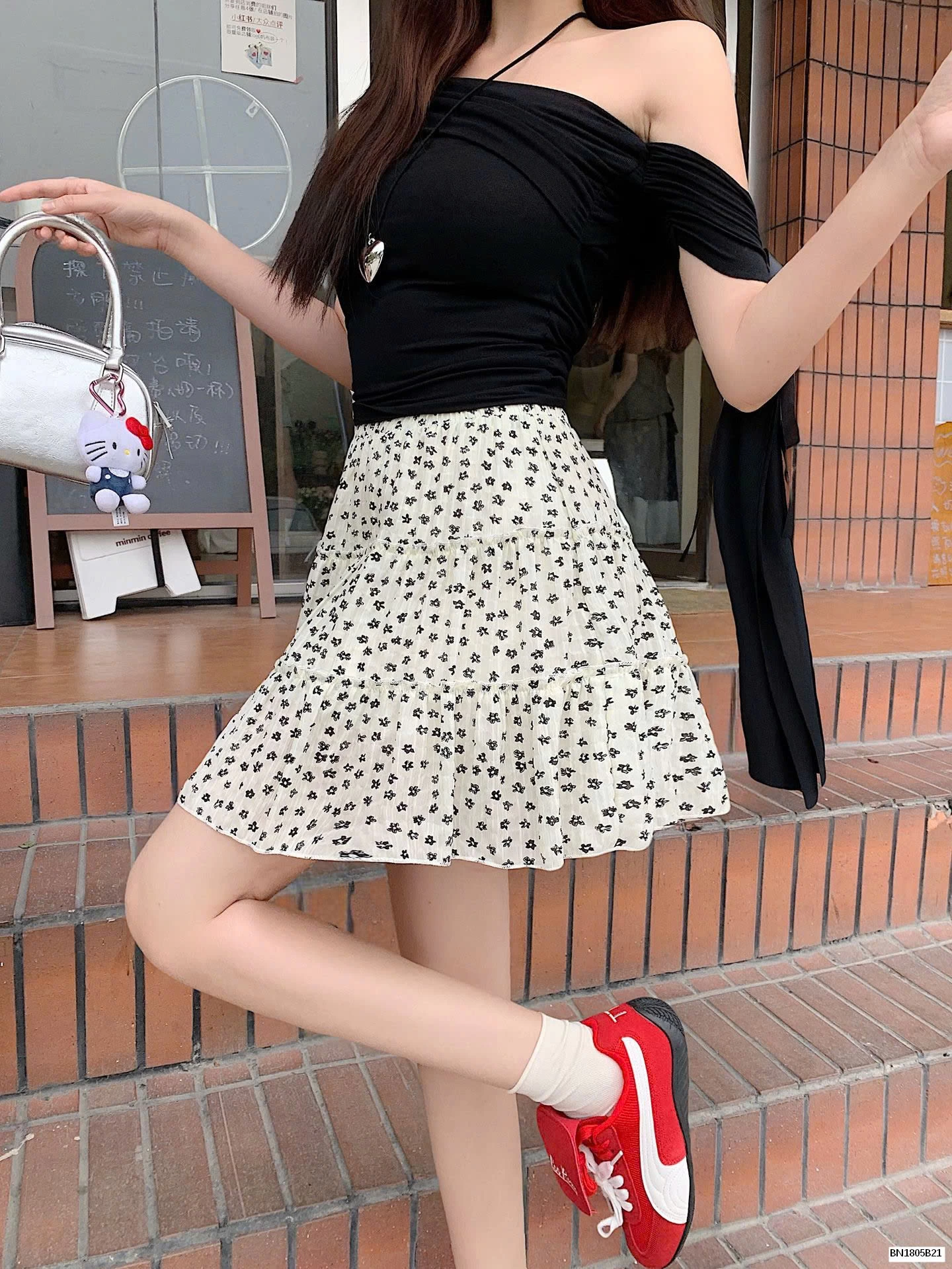 CHÂN VÁY XÒE HOA NHÍ