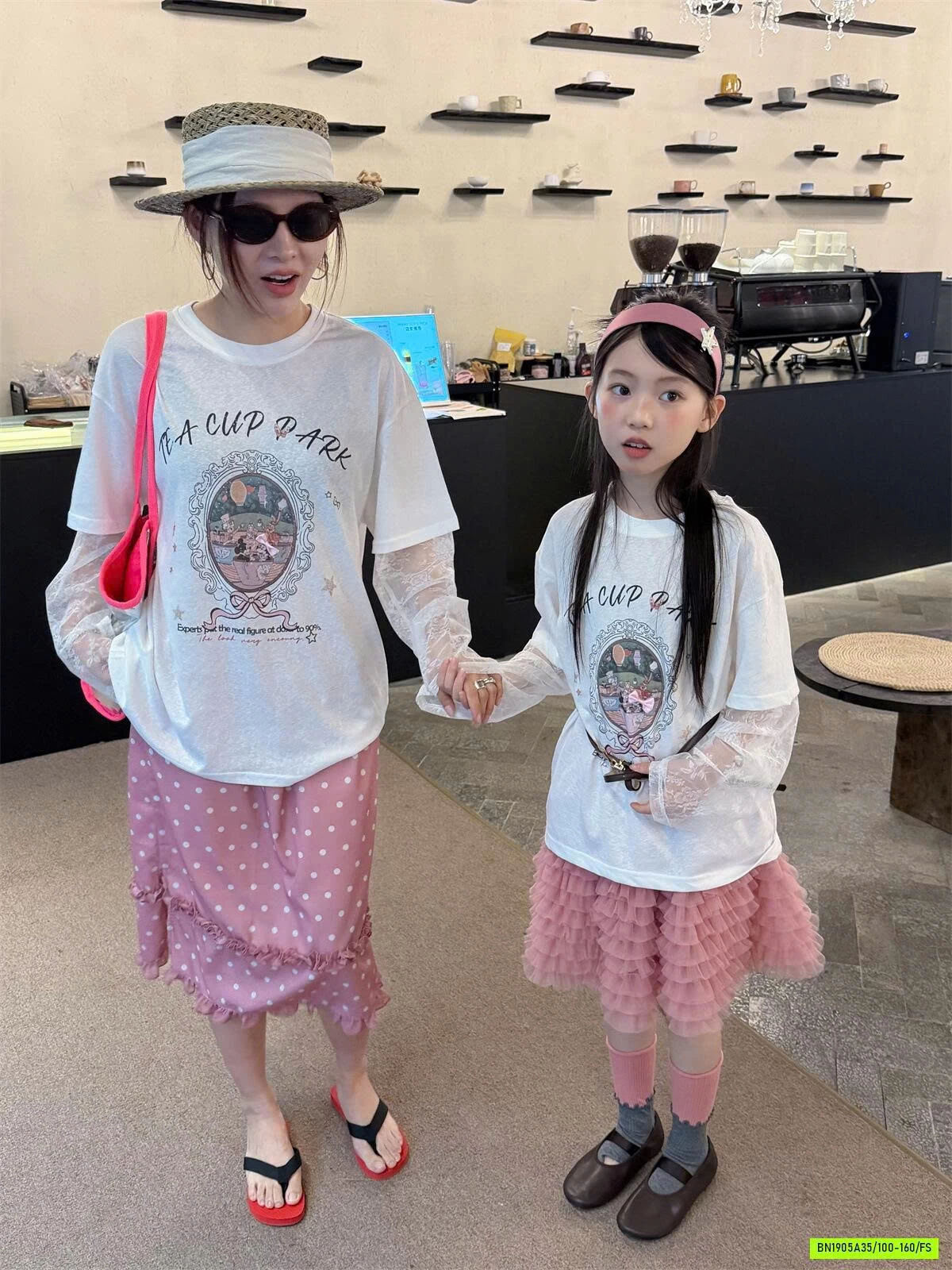 ÁO THUN IN HÌNH PHỐI TAY REN MẸ BÉ