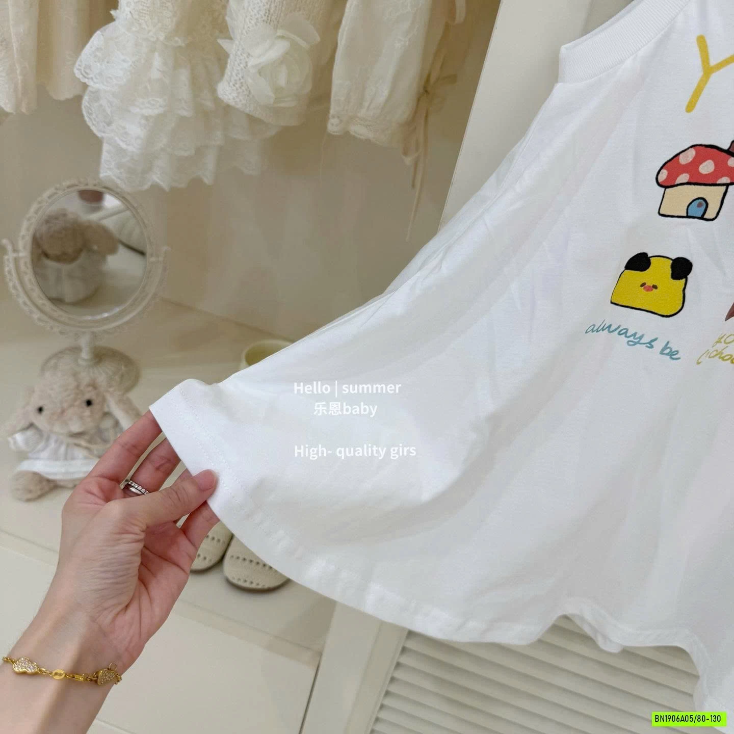 ĐẦM XÒE SÁT NÁCH IN CHỮ SẮC MÀU