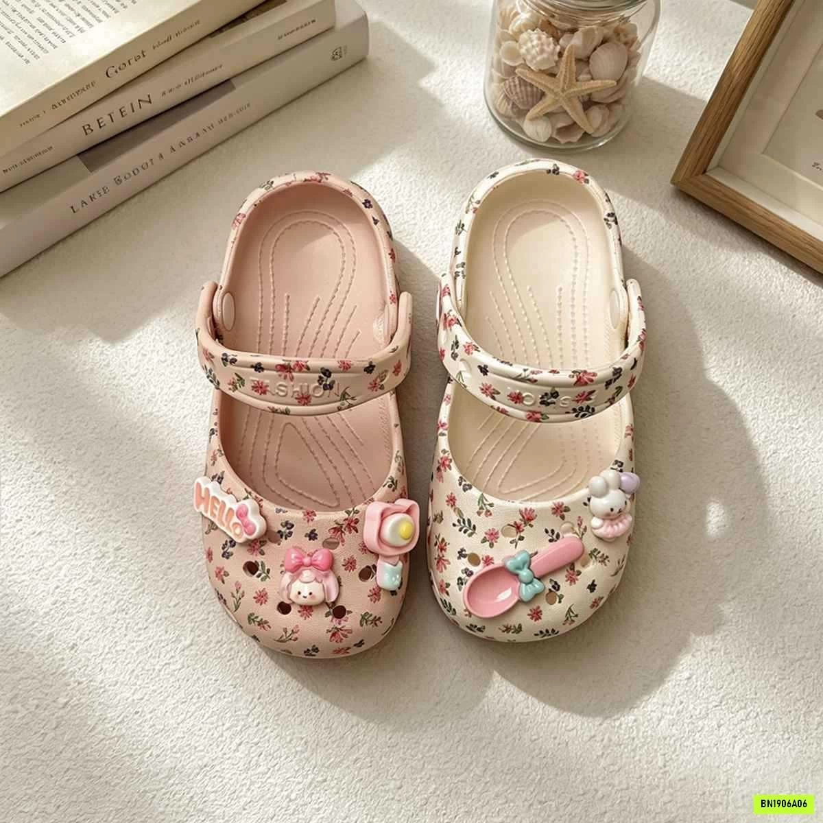 DÉP RỌ HOA NHÍ KÈM CHARM XINH