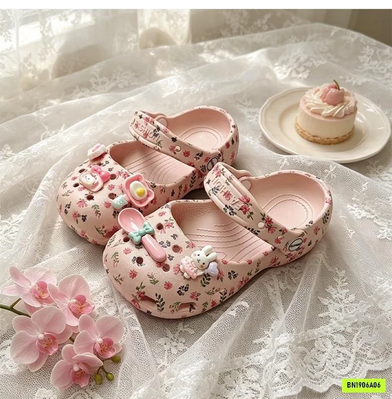 DÉP RỌ HOA NHÍ KÈM CHARM XINH