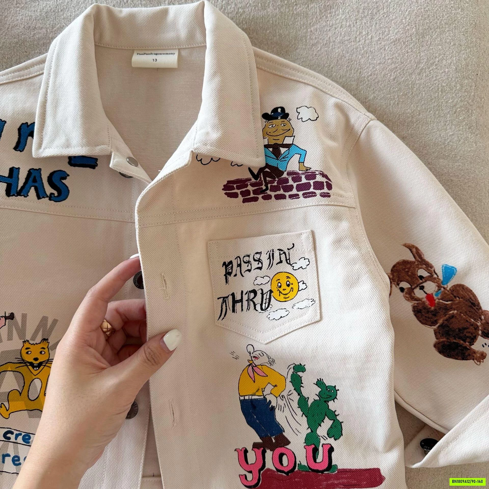 KHOÁC JEANS TRẮNG IN HÌNH MMGGBABY