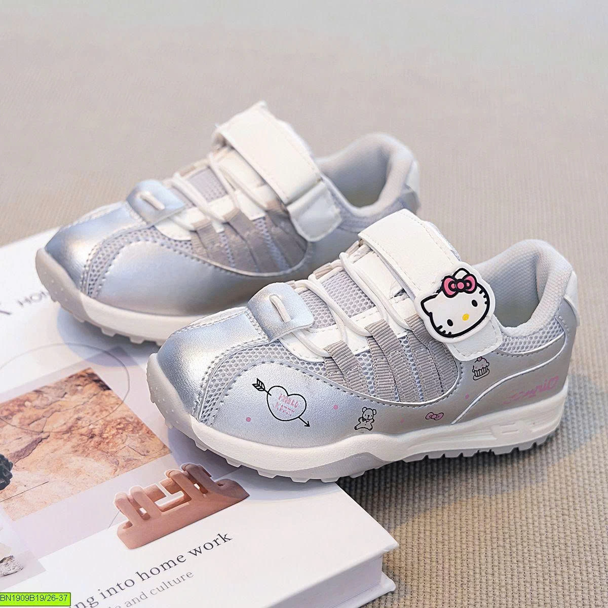 GIÀY THỂ THAO HELLO KITTY XINH XẮN CHO BÉ GÁI