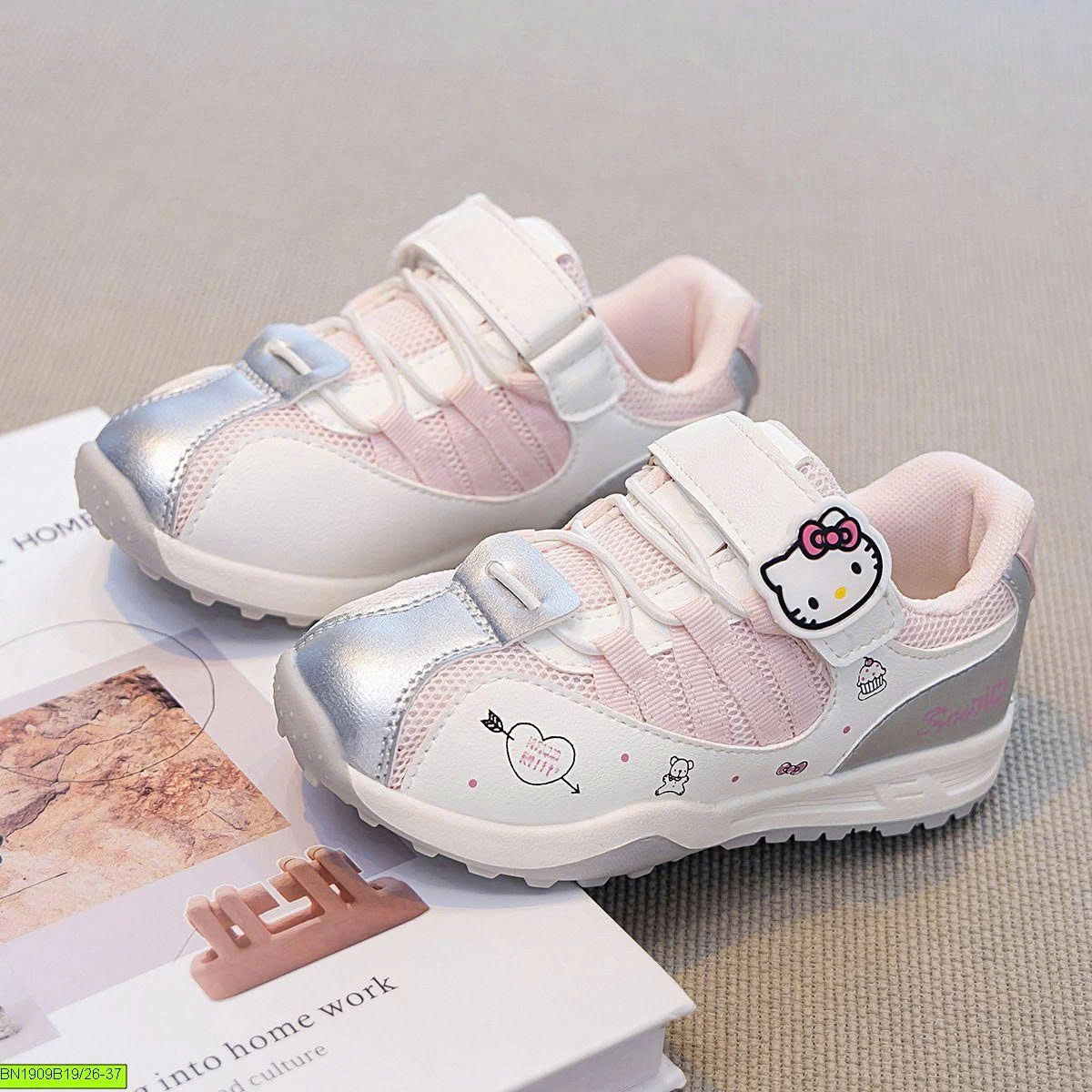 GIÀY THỂ THAO HELLO KITTY XINH XẮN CHO BÉ GÁI
