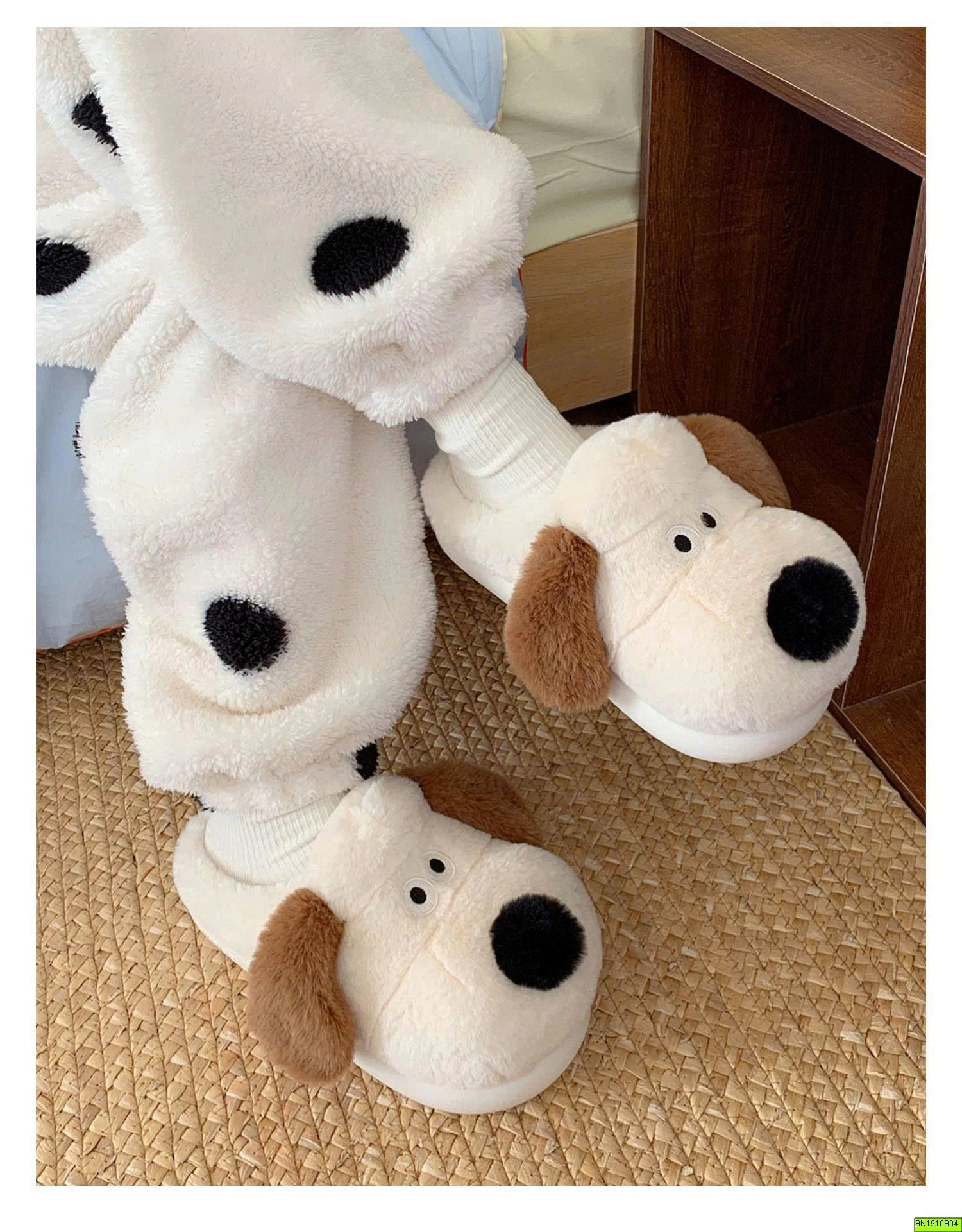 DÉP LÔNG CÚN CON ĐI TRONG NHÀ