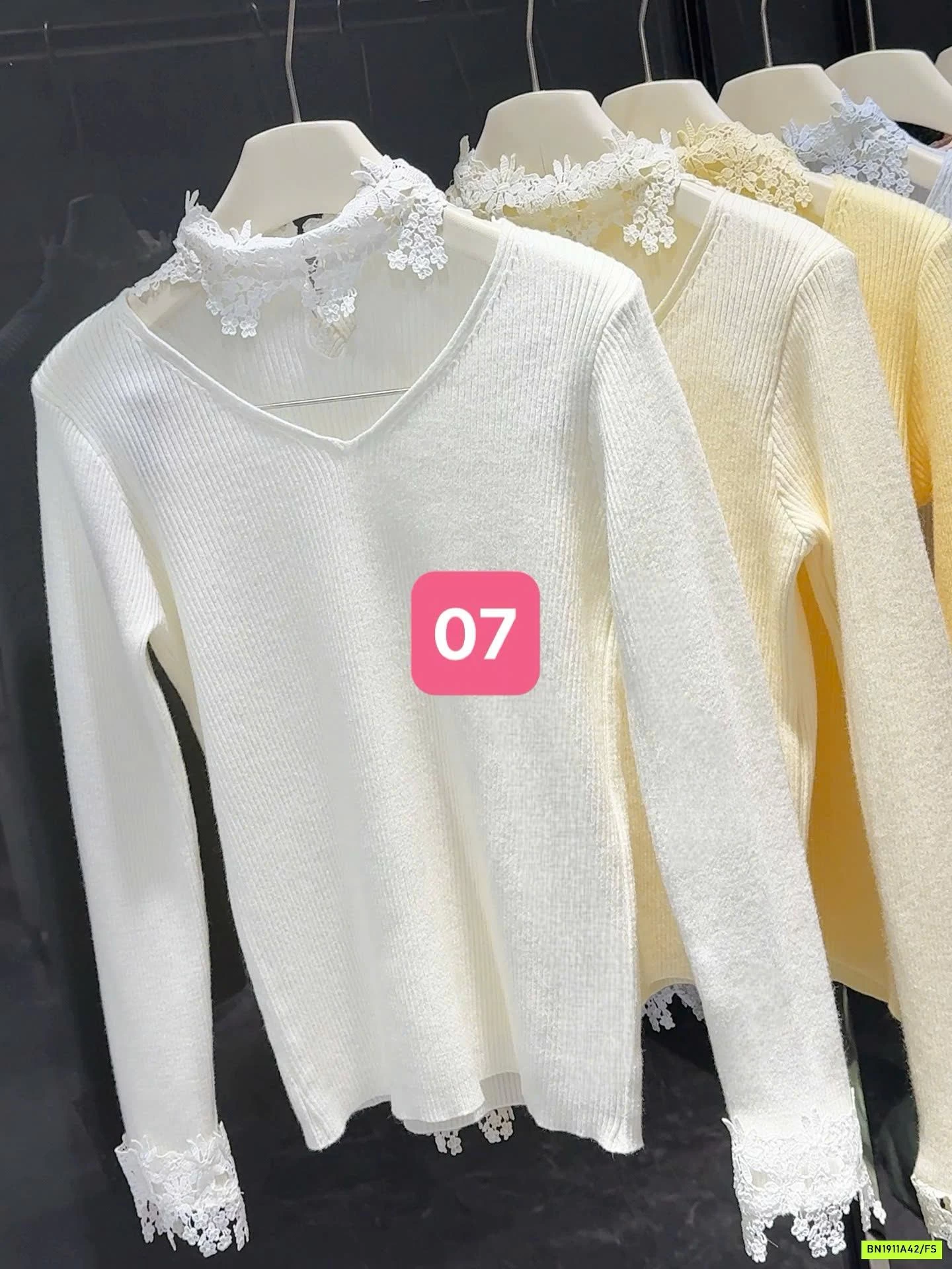 ÁO LEN PHỐI CỔ LƯỚI VIỀN REN