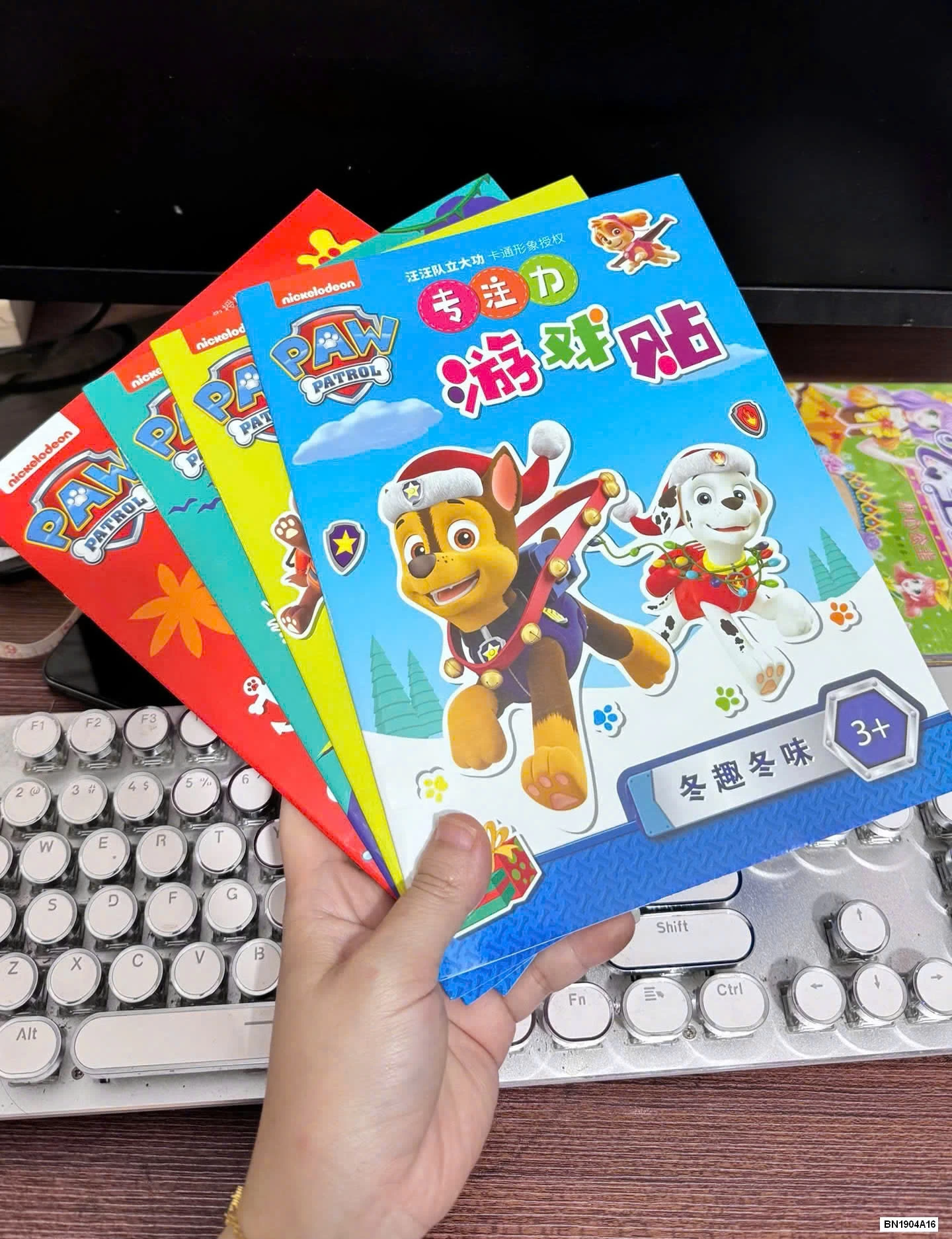 SET 4 QUYỂN STICKER BÓC DÁN ĐỘI CHÓ CỨU HỘ