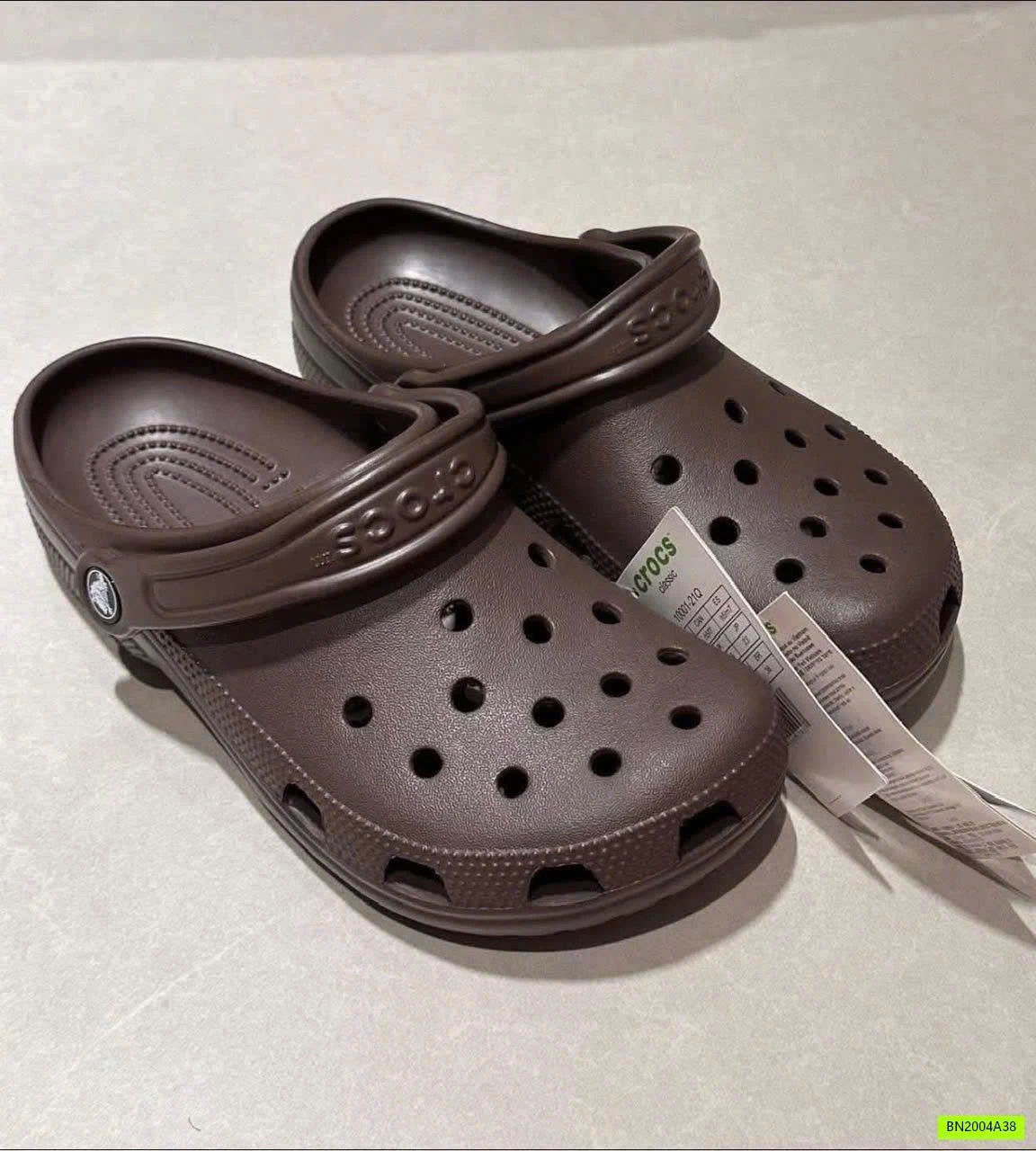 COMBO MŨ+CROCS NÂU SOCOLA