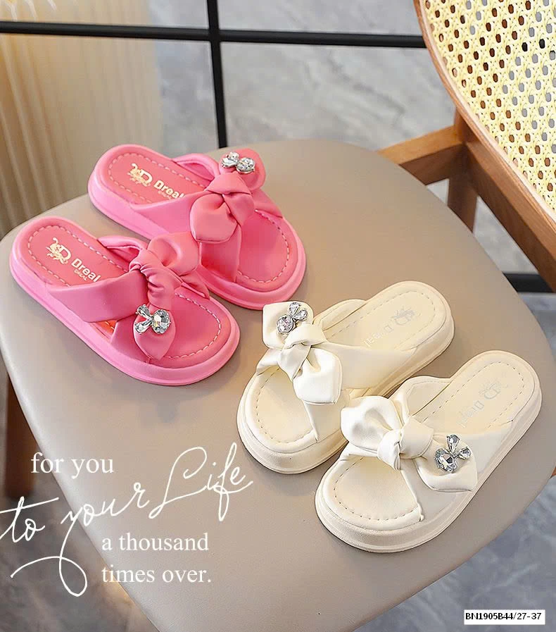 DÉP QUAI NƠ ĐÍNH ĐÁ BG