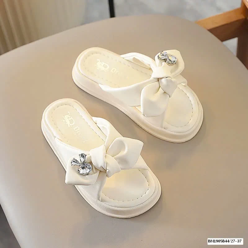 DÉP QUAI NƠ ĐÍNH ĐÁ BG