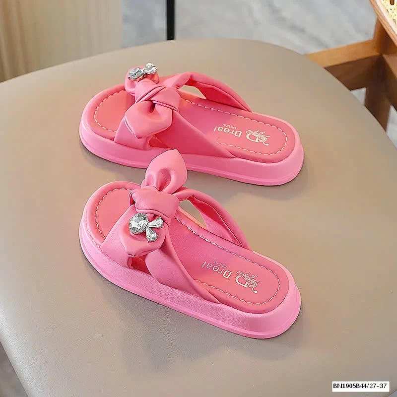 DÉP QUAI NƠ ĐÍNH ĐÁ BG