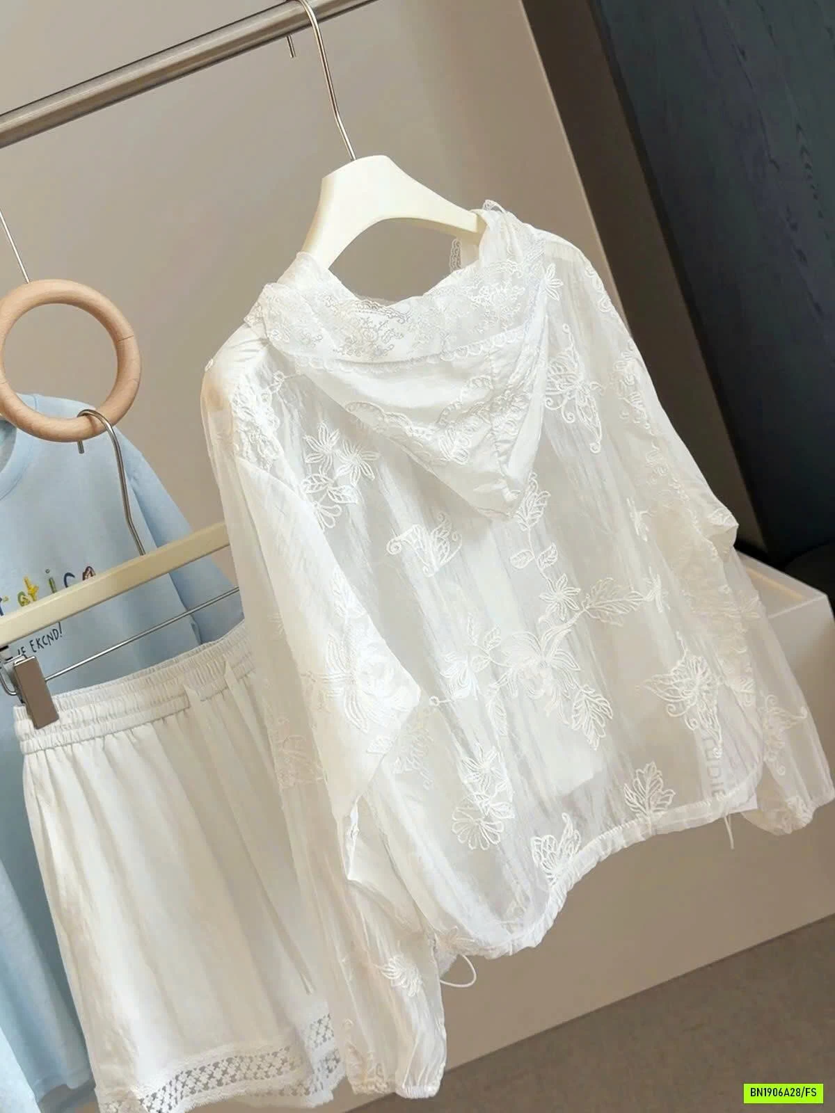 ÁO TRẮNG THÊU REN XINH ANNA