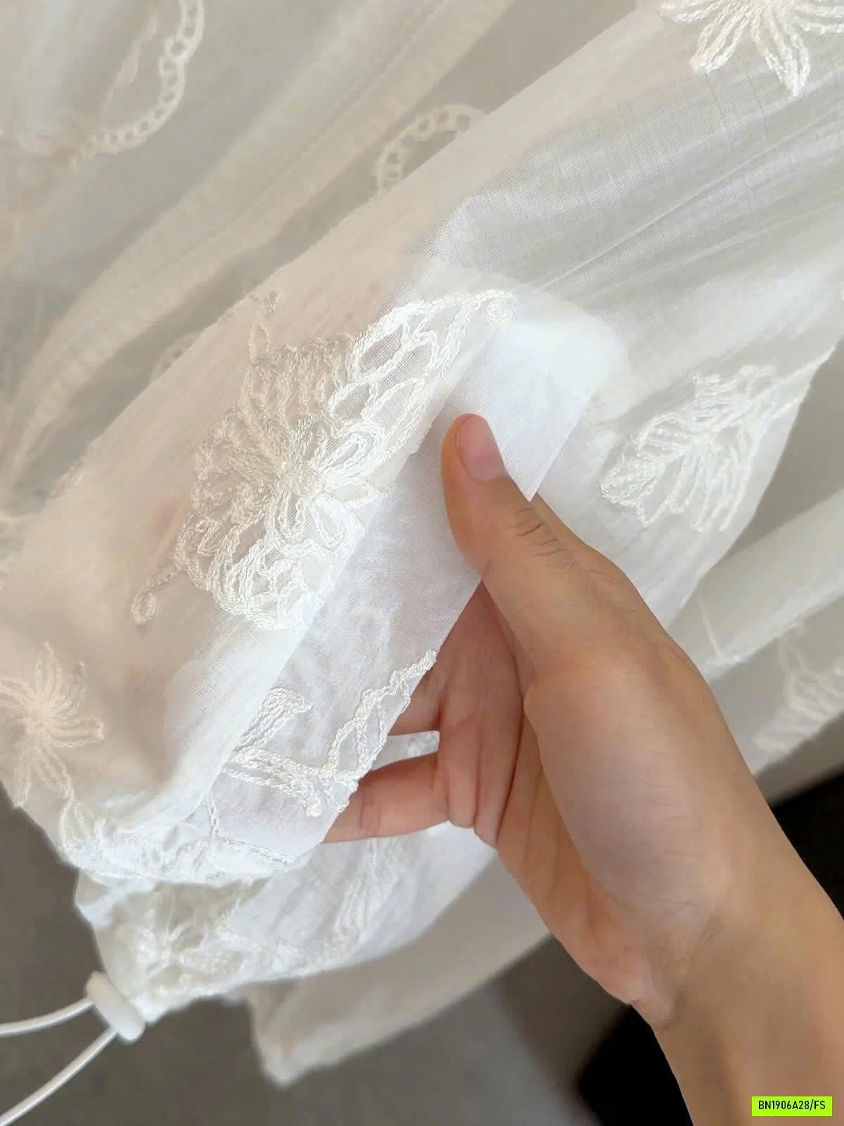 ÁO TRẮNG THÊU REN XINH ANNA