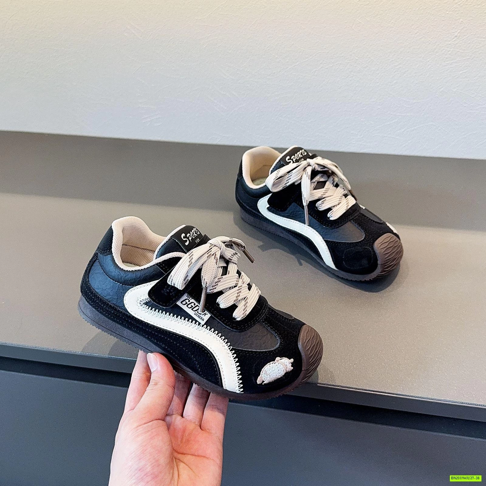 GIÀY THỂ THAO PHỐI MÀU THÊU MŨI