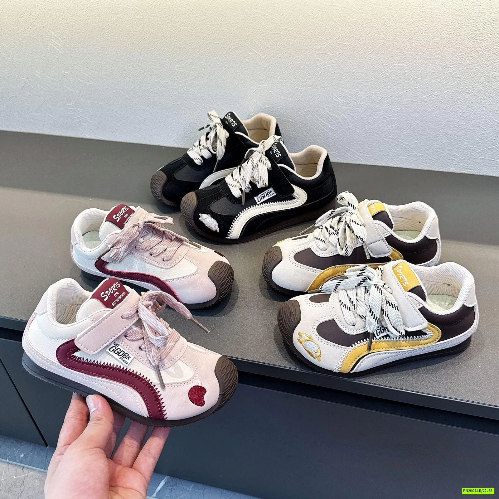 GIÀY THỂ THAO PHỐI MÀU THÊU MŨI