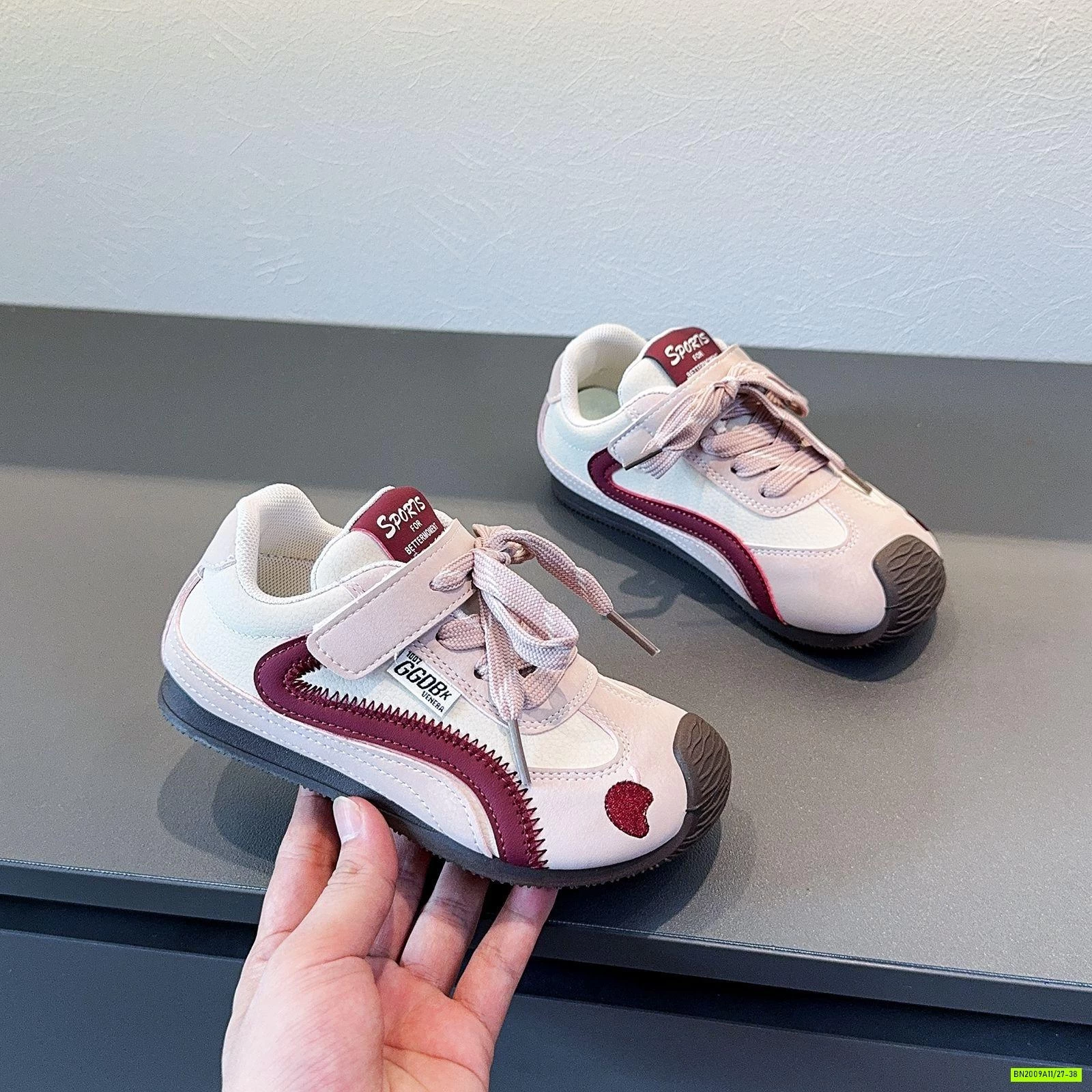 GIÀY THỂ THAO PHỐI MÀU THÊU MŨI