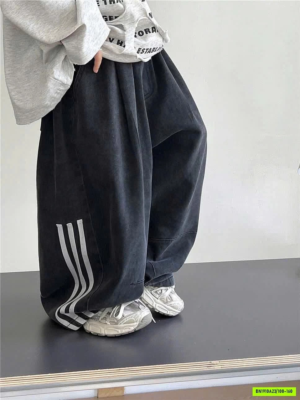 JEANS ĐEN SUÔNG SỌC BÊN