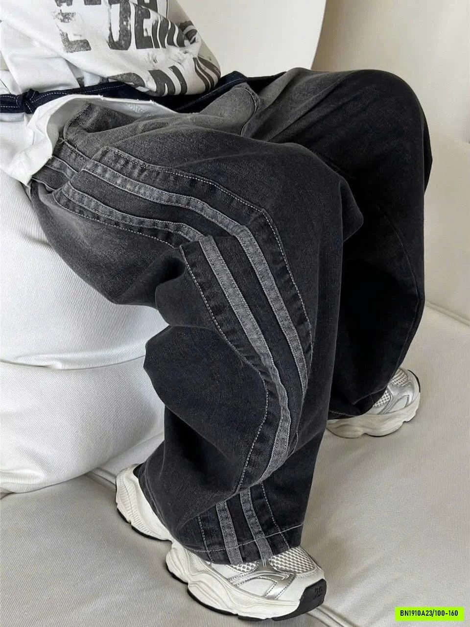JEANS ĐEN SUÔNG SỌC BÊN