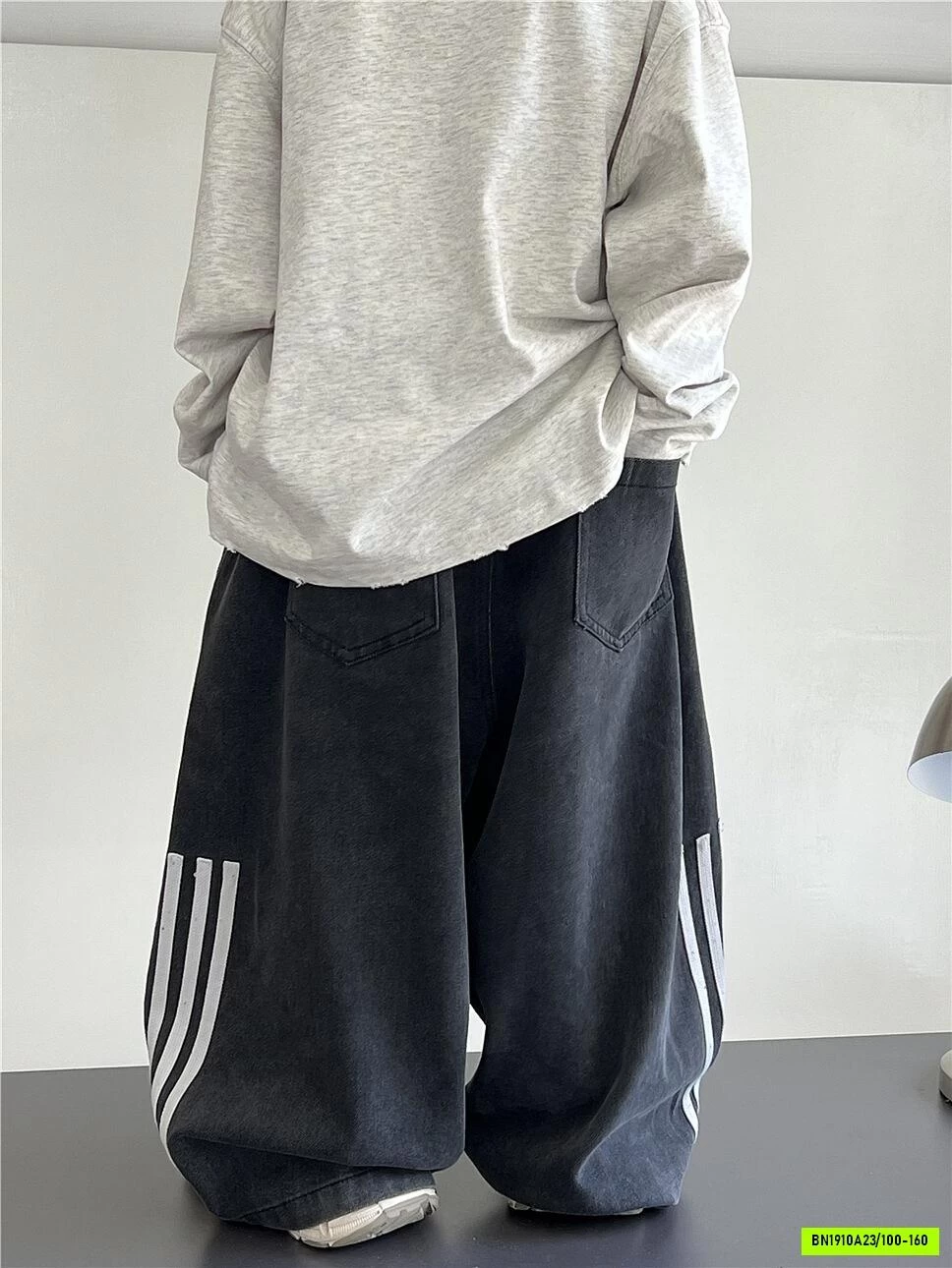 JEANS ĐEN SUÔNG SỌC BÊN