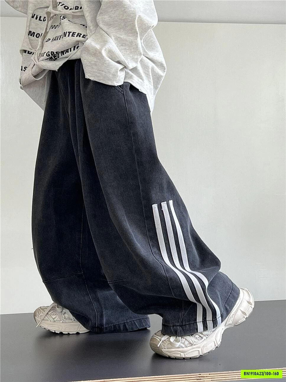 JEANS ĐEN SUÔNG SỌC BÊN