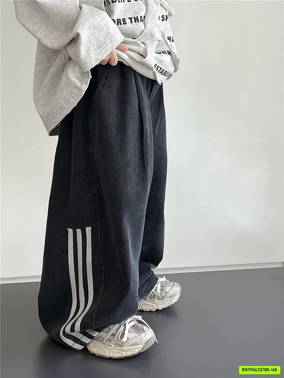 JEANS ĐEN SUÔNG SỌC BÊN