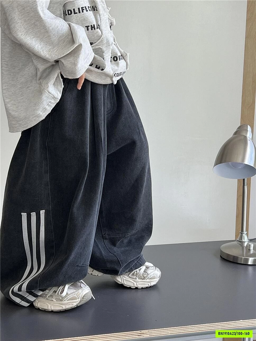 JEANS ĐEN SUÔNG SỌC BÊN
