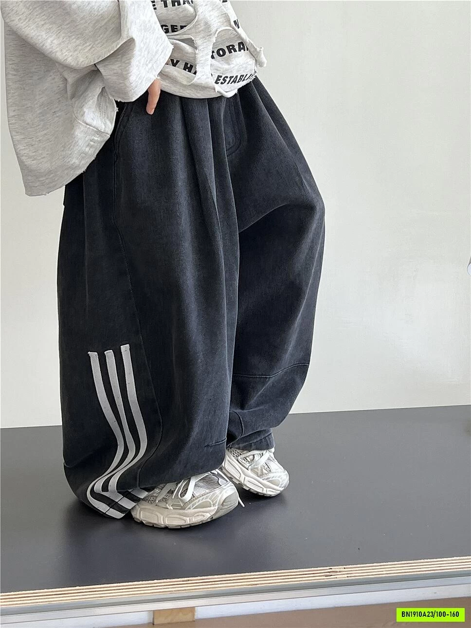 JEANS ĐEN SUÔNG SỌC BÊN