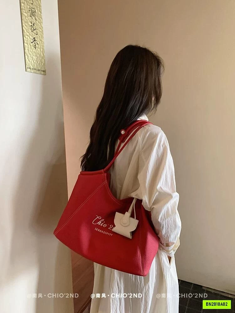 TÚI CHIO2ND ĐỎ ĐEO VAI