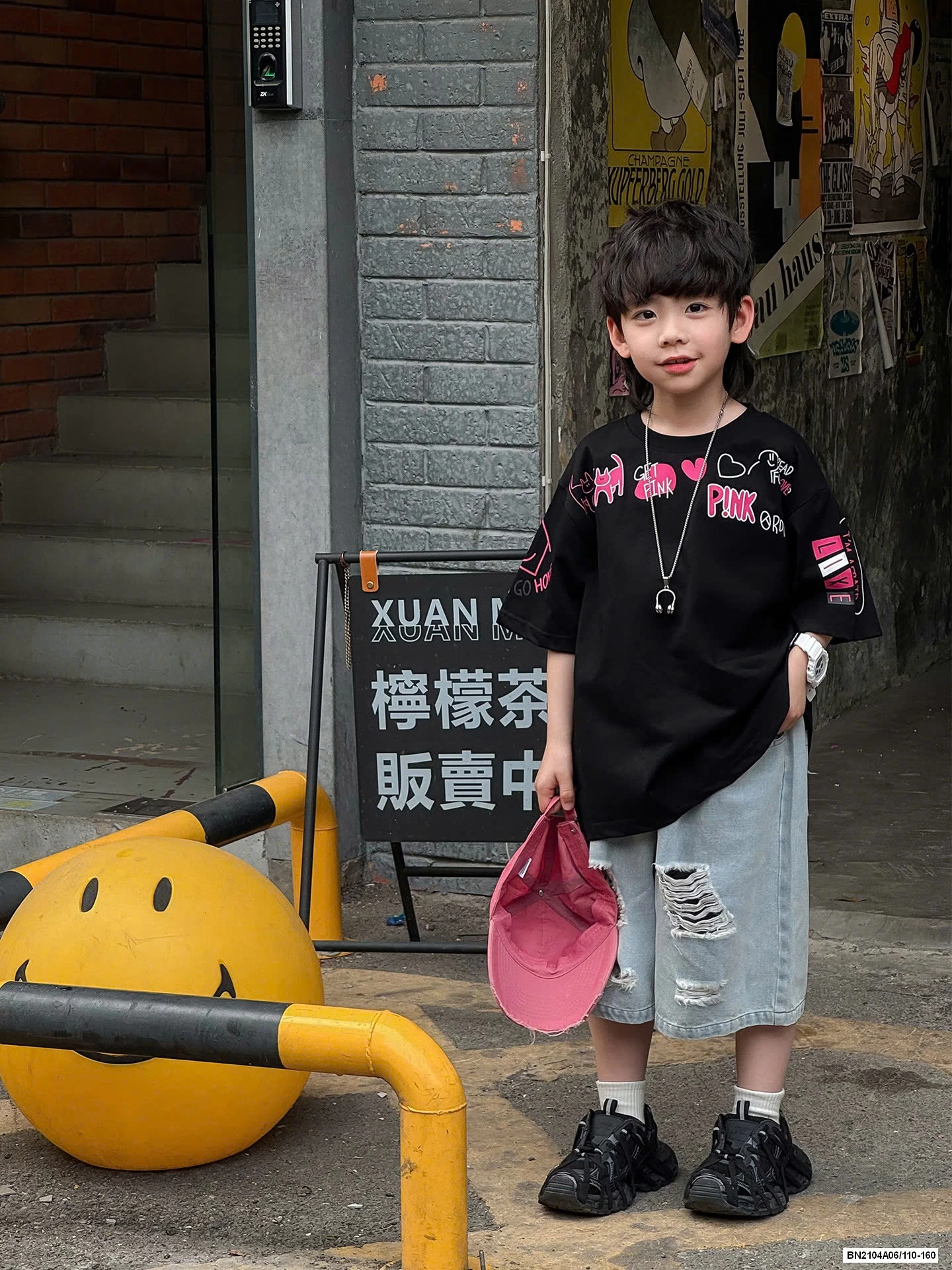 ÁO ĐEN CHỮ HỒNG MIX JEANS RÁCH