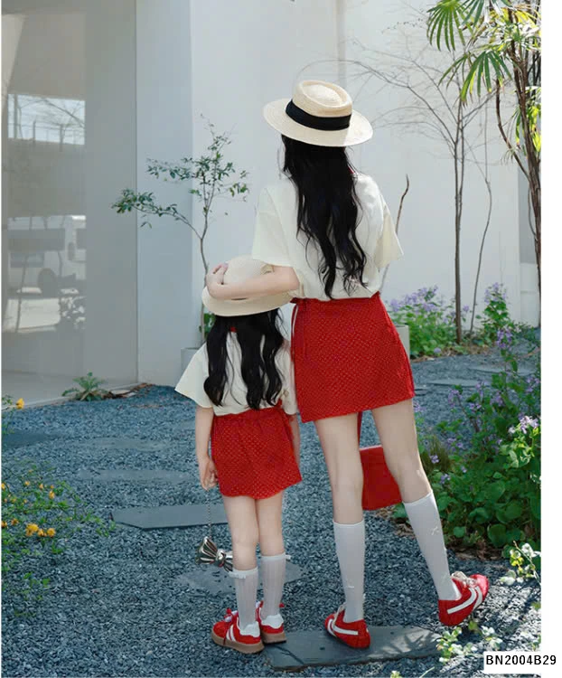 SÉT ÁO THUN MIX QUẦN VÁY ĐỎ CHÂM BI