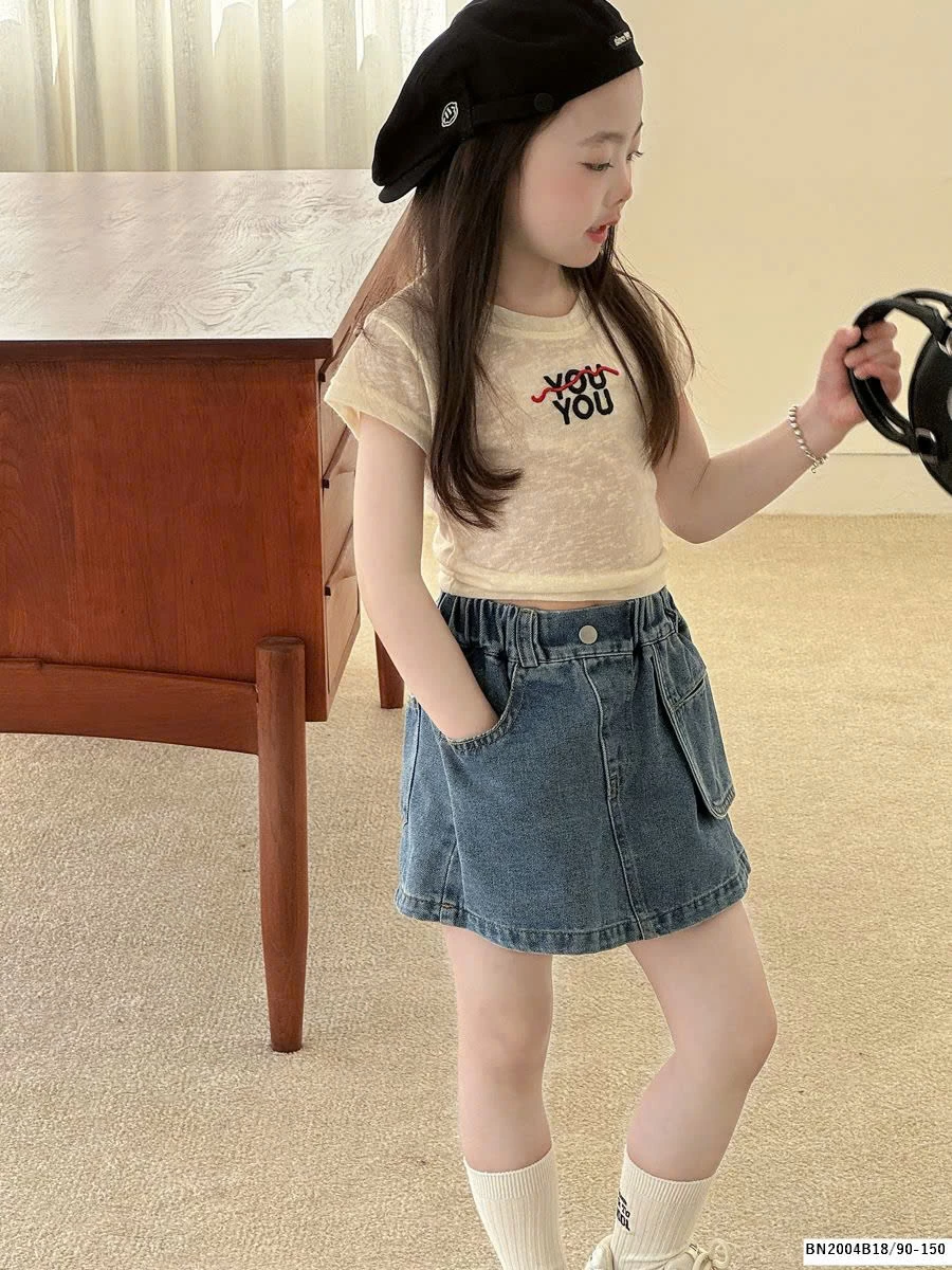 Set áo phông trắng mix chân váy jean